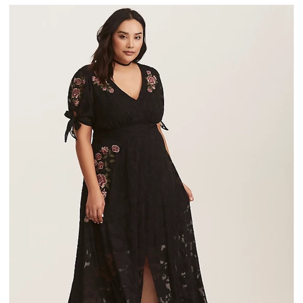 BLACK FLORAL EMBROIDERED CHIFFON MAXI DRESS